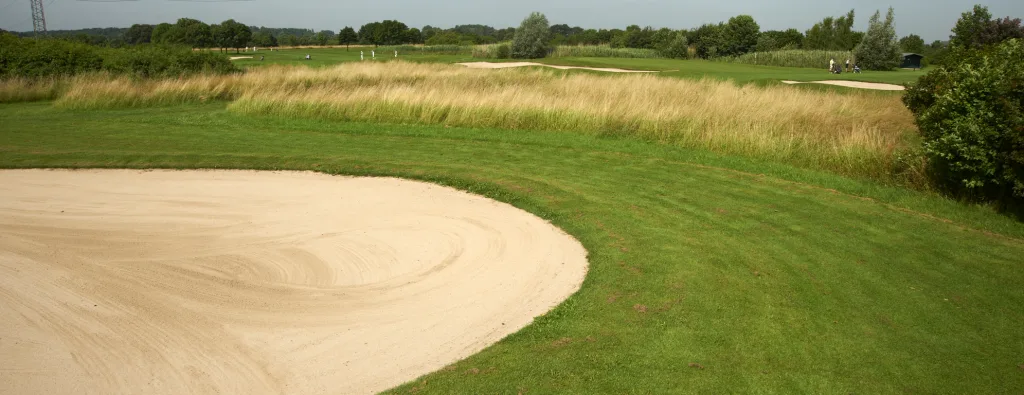 Fairway mit Bunker auf dem Golfplatz des Golfclub Niep