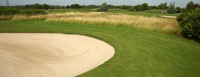 Fairway mit Bunker auf dem Golfplatz des Golfclub Niep