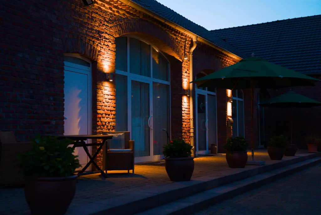 Beleuchtetes Clubhaus des Golfclub Niep am Abend