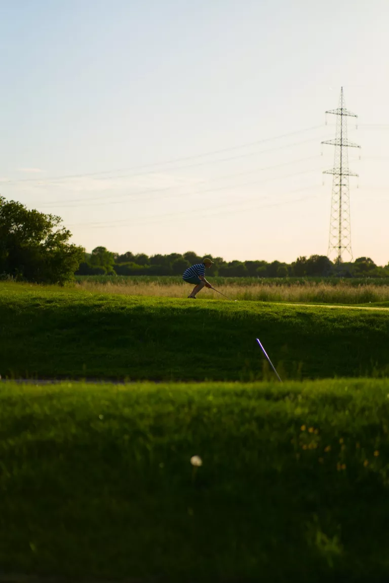 Fairway mit Fahne und Stromtrasse