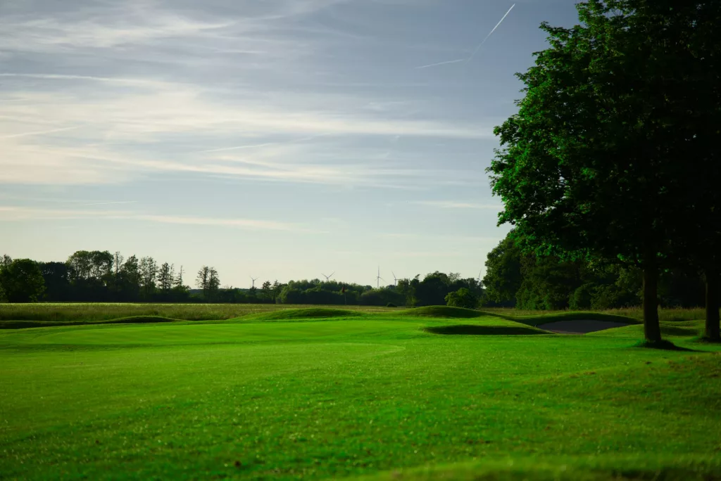 Weites Fairway unter blauem Himmel