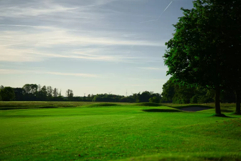 Weites Fairway unter blauem Himmel