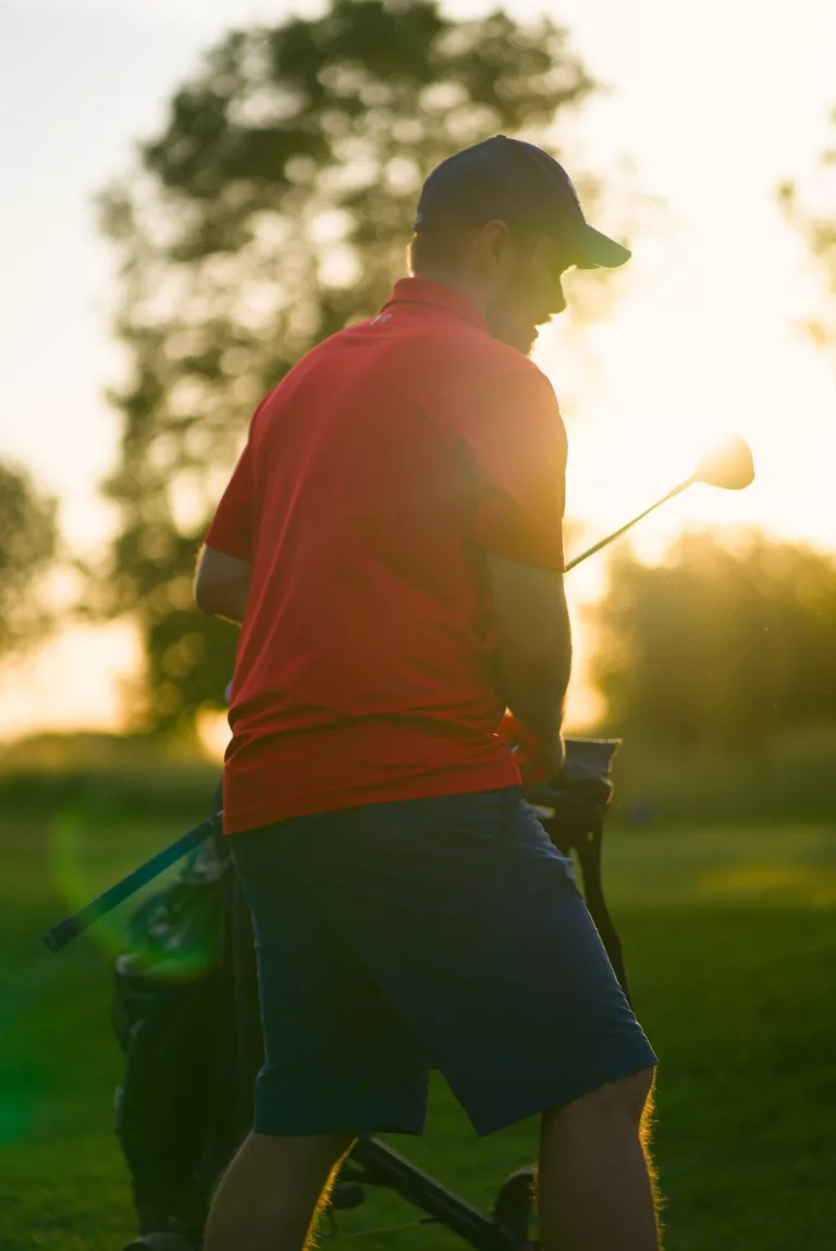 Golfer im Gegenlicht am Niederrhein