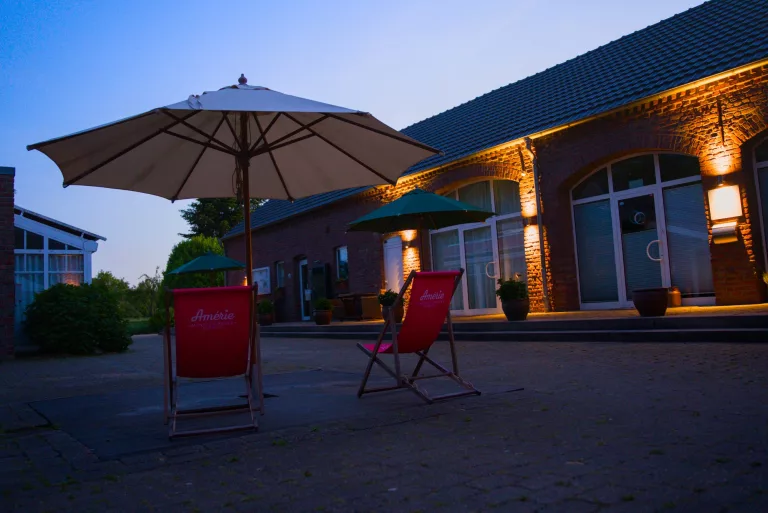 Clubhaus-Terrasse in der Abenddämmerung